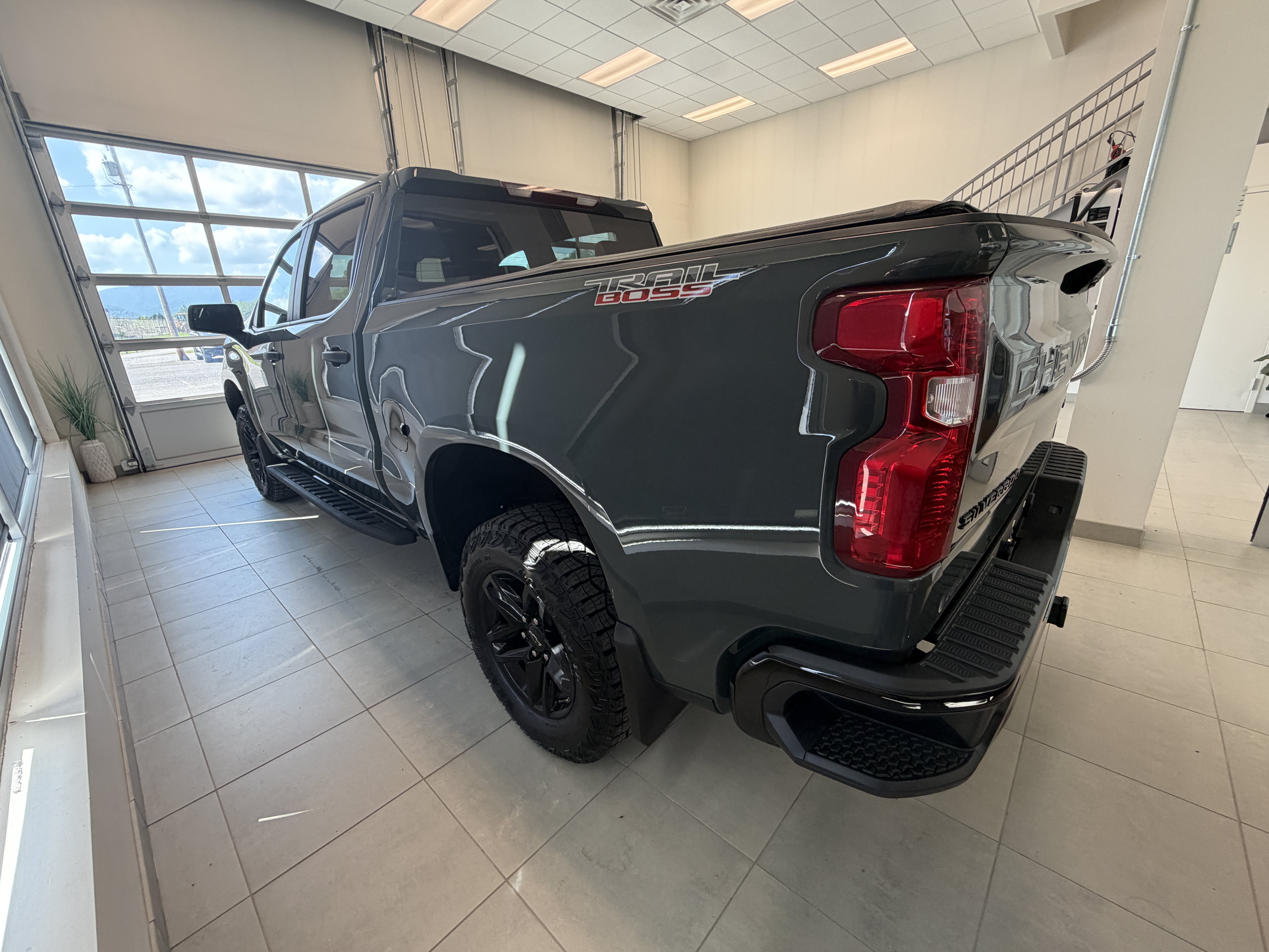 Used 2026 Chevrolet Silverado 1500 Custom Trail Boss w/ LPO, Dark Essentials Package AWD/4WD image 4