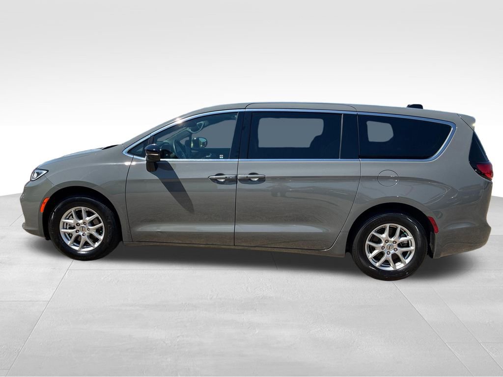 Used 2025 Chrysler Pacifica Select FWD image 2