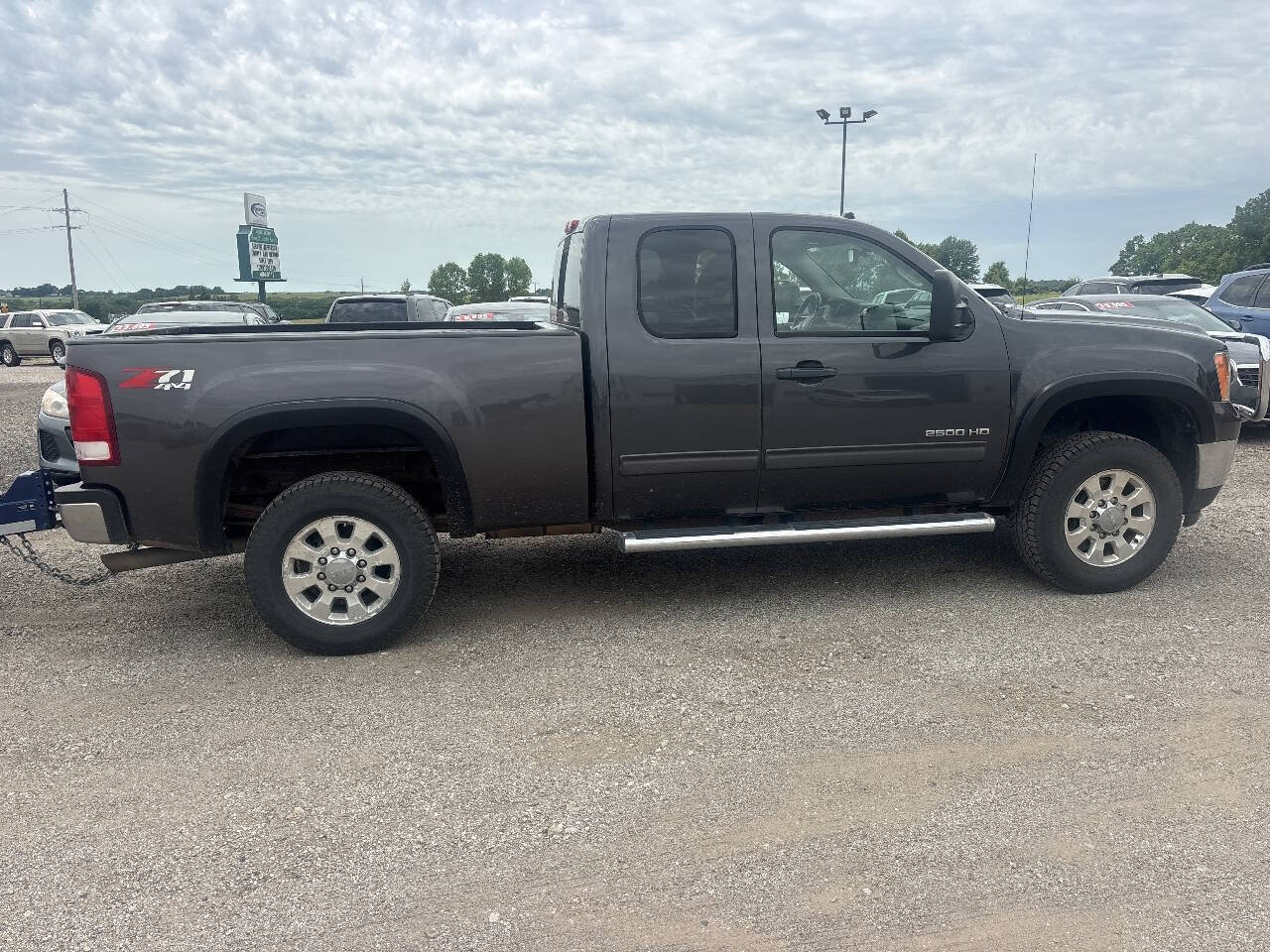 Used 2011 GMC Sierra 2500 SLE w/ SLE Preferred Package AWD/4WD image 2