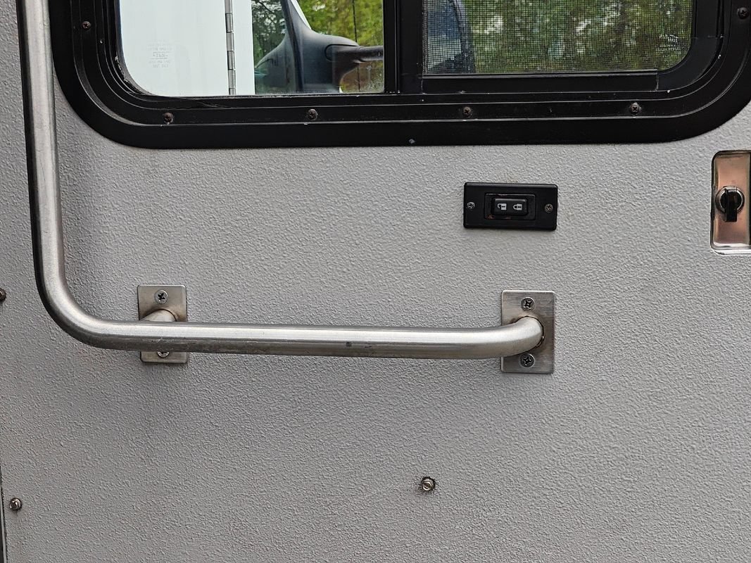 Used 2012 Ford E-450 and Econoline 450 Super Duty w/ Ambulance Prep Pkg RWD image 17
