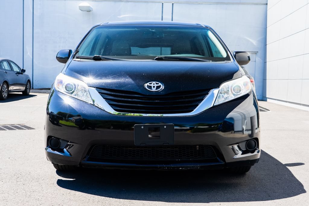 Used 2015 Toyota Sienna LE FWD image 2