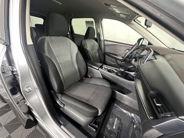 Used 2023 Nissan Rogue SV image 12