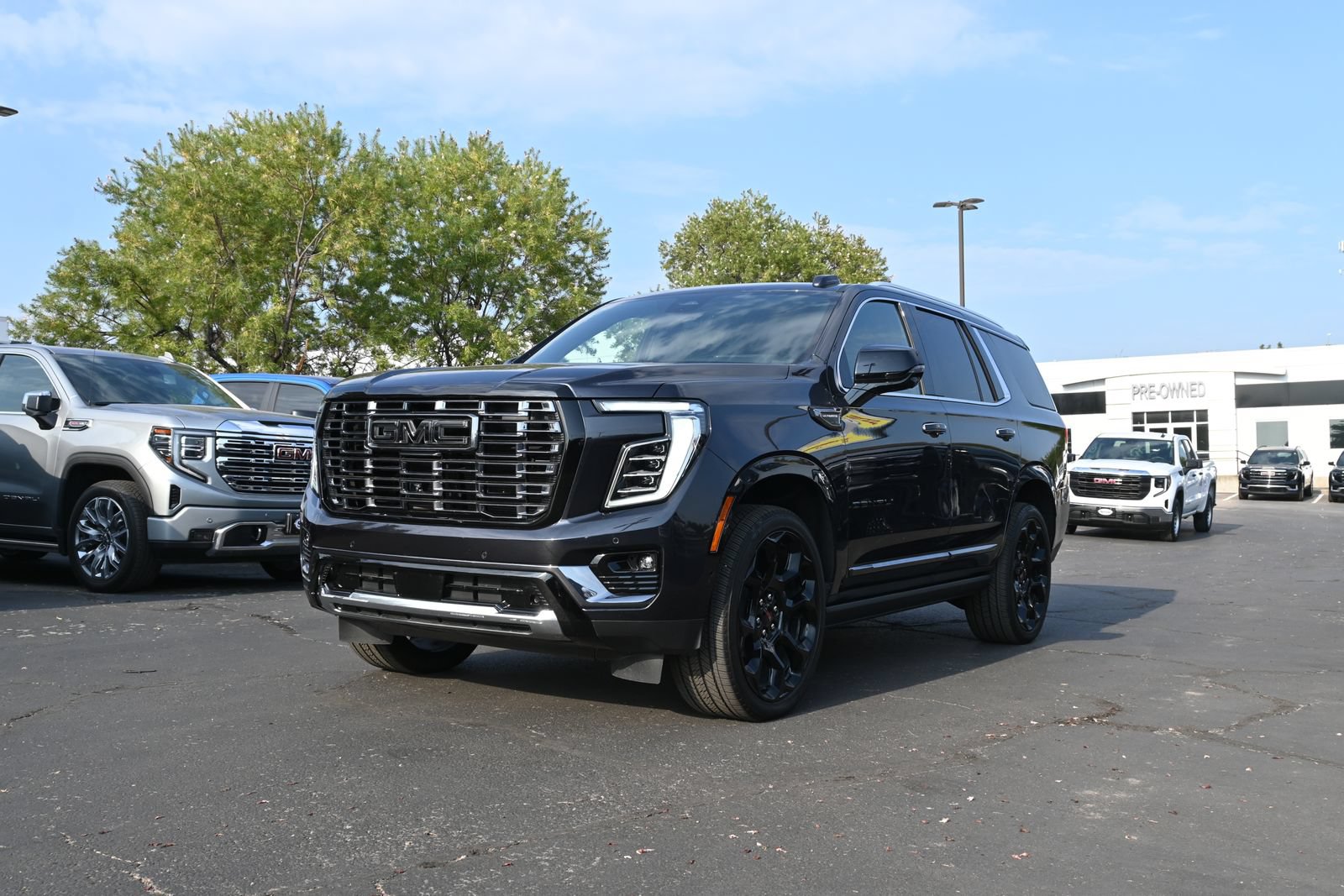 Used 2025 GMC Yukon Denali Ultimate AWD/4WD image 1