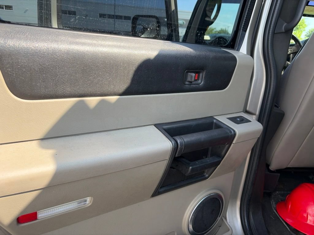 Used 2005 HUMMER H2 SUT w/ Preferred Equipment Group AWD/4WD image 25