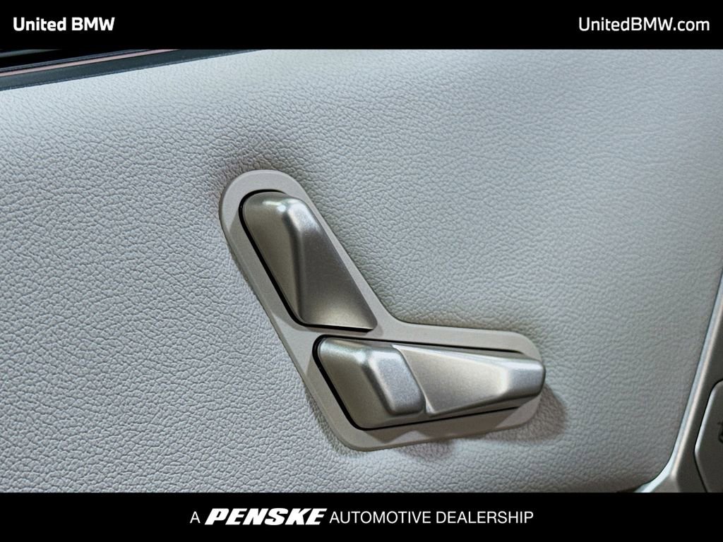 Used 2023 BMW iX xDrive50 w/ Sport Package AWD/4WD image 4