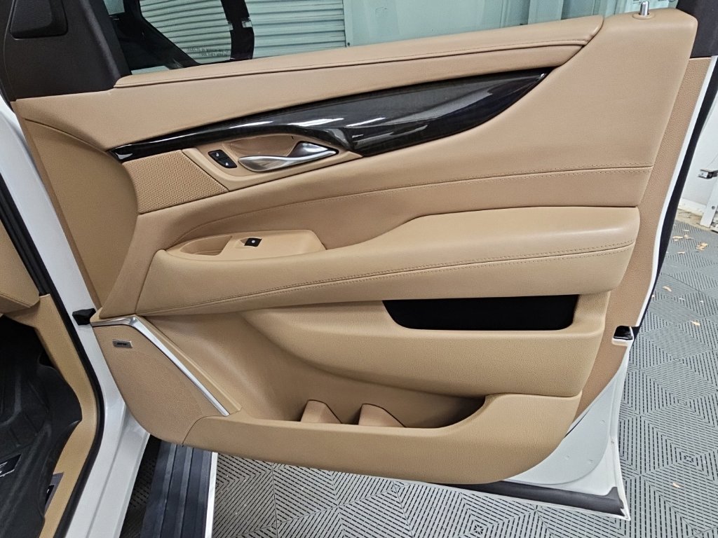 Used 2019 Cadillac Escalade ESV Platinum RWD image 48