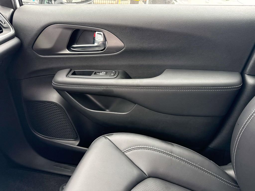 New 2026 Chrysler Pacifica Select image 28