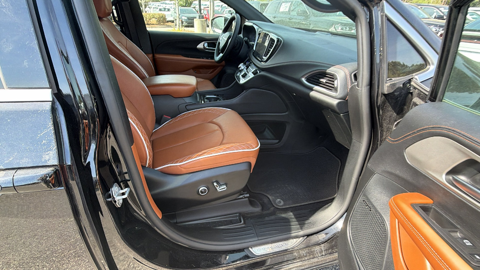 Used 2025 Chrysler Pacifica Pinnacle FWD image 20