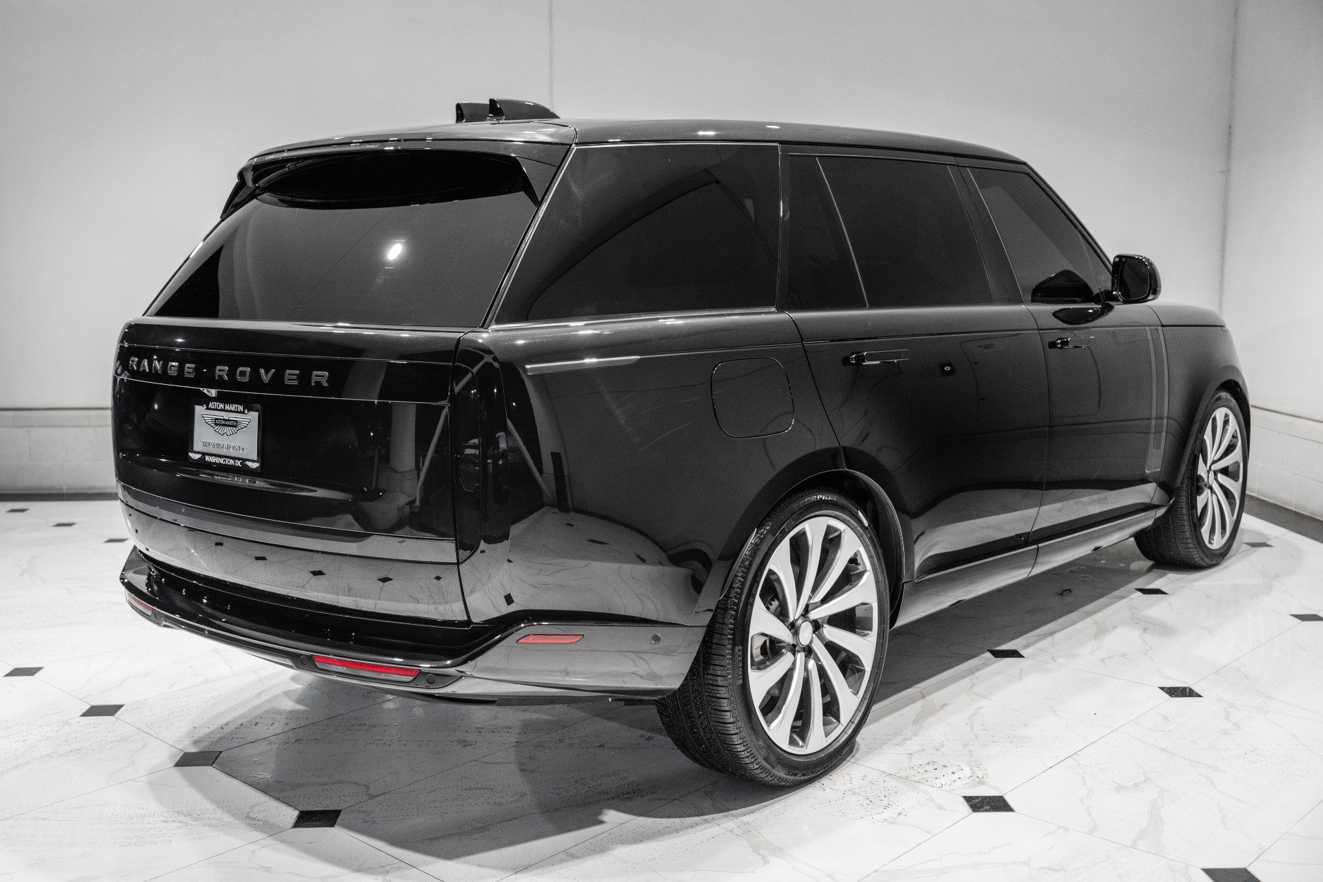 Used 2025 Land Rover Range Rover Long Wheelbase SE AWD/4WD image 9