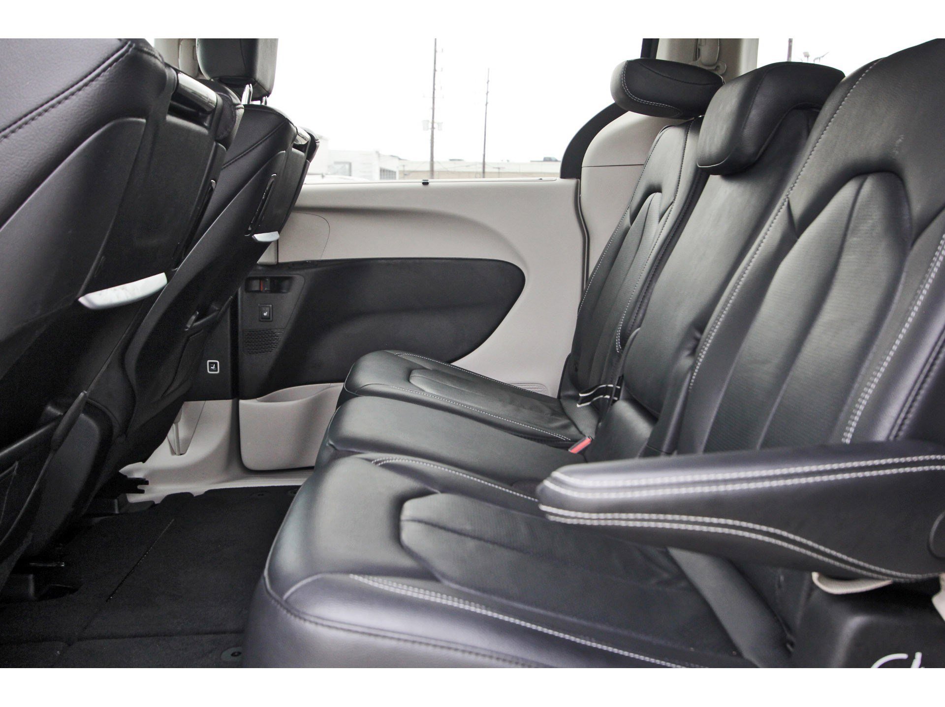 Used 2022 Chrysler Pacifica Touring-L w/ Uconnect Theater Family Group FWD image 30