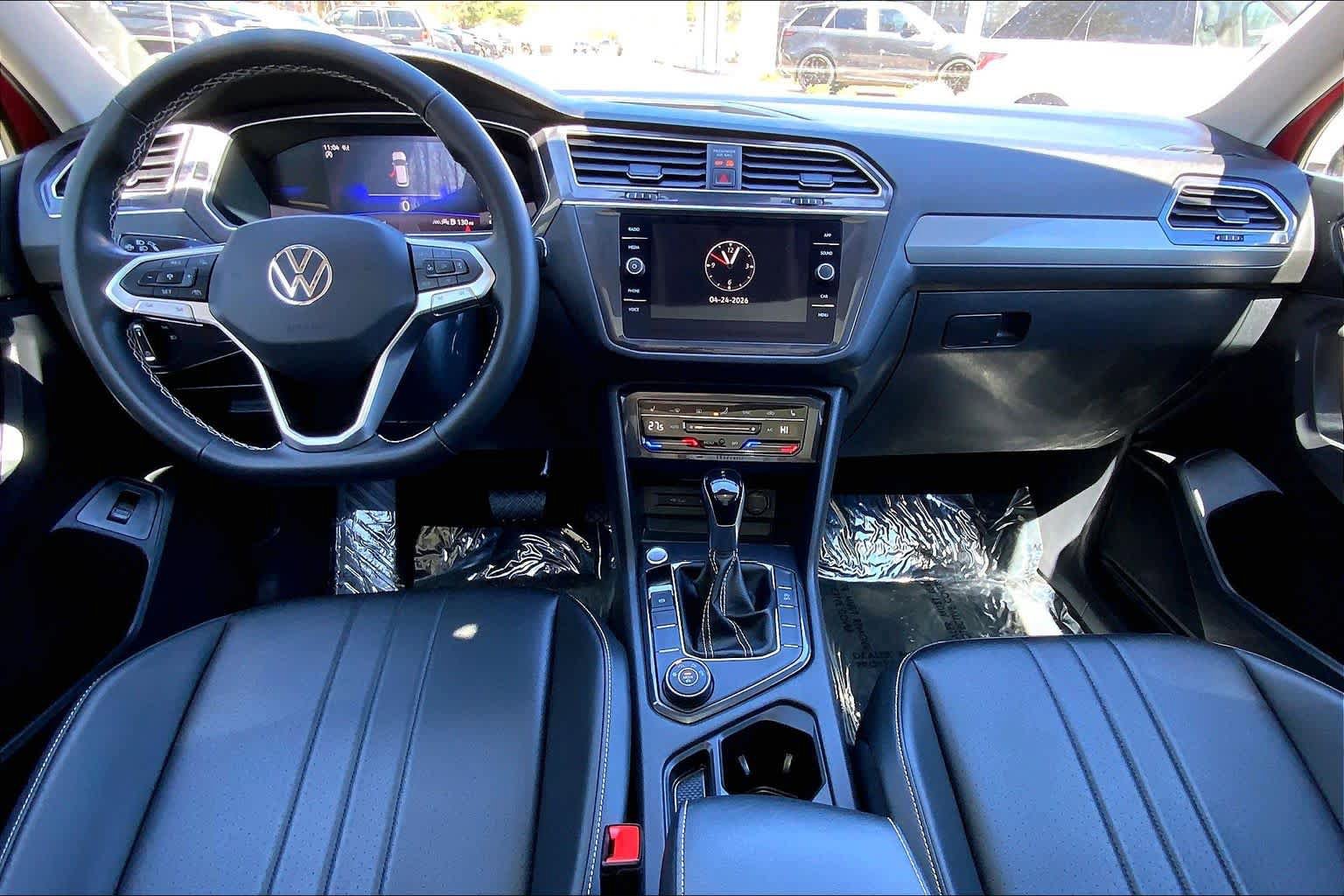 Used 2024 Volkswagen Tiguan SE w/ Panoramic Sunroof Package AWD/4WD image 15