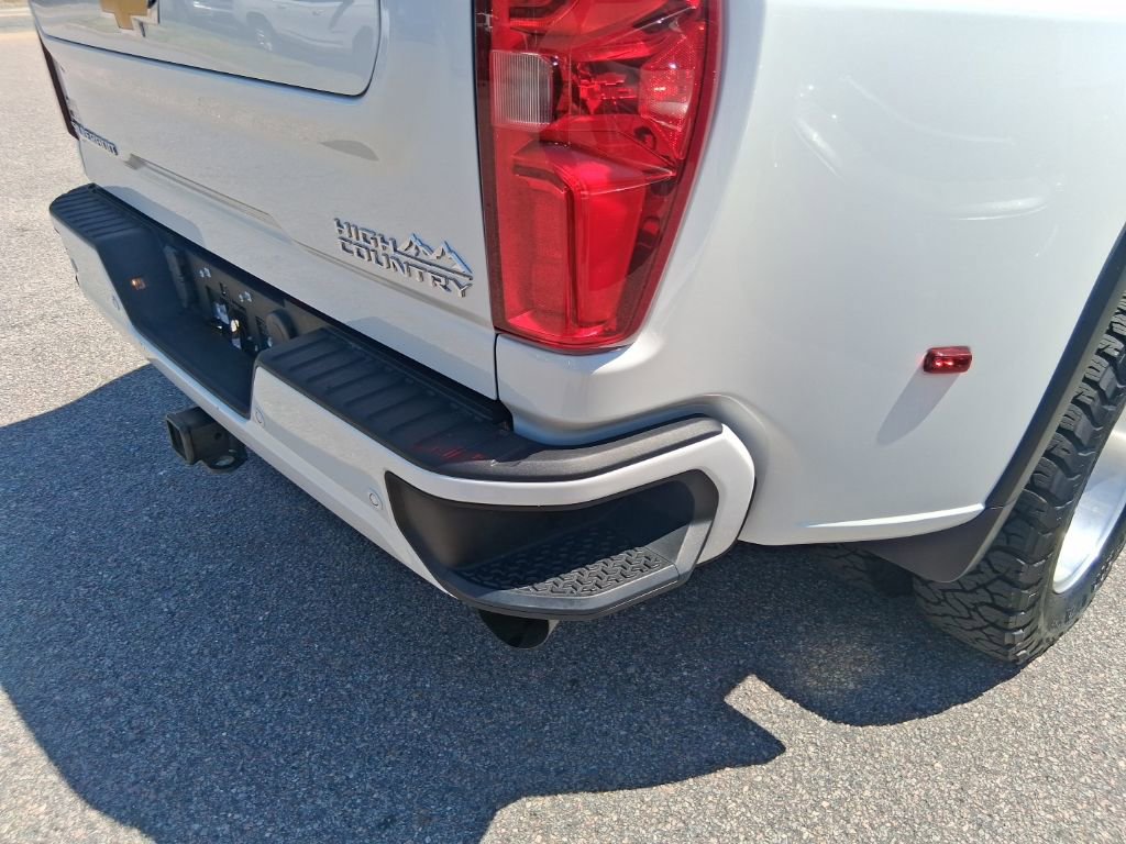 Used 2024 Chevrolet Silverado 3500 High Country w/ Technology Package image 15