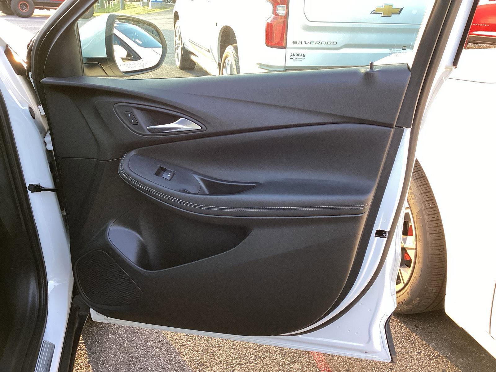 Used 2022 Buick Encore GX Essence FWD image 8