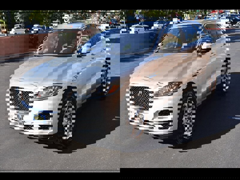 Used 2019 Jaguar F-PACE Premium image 3