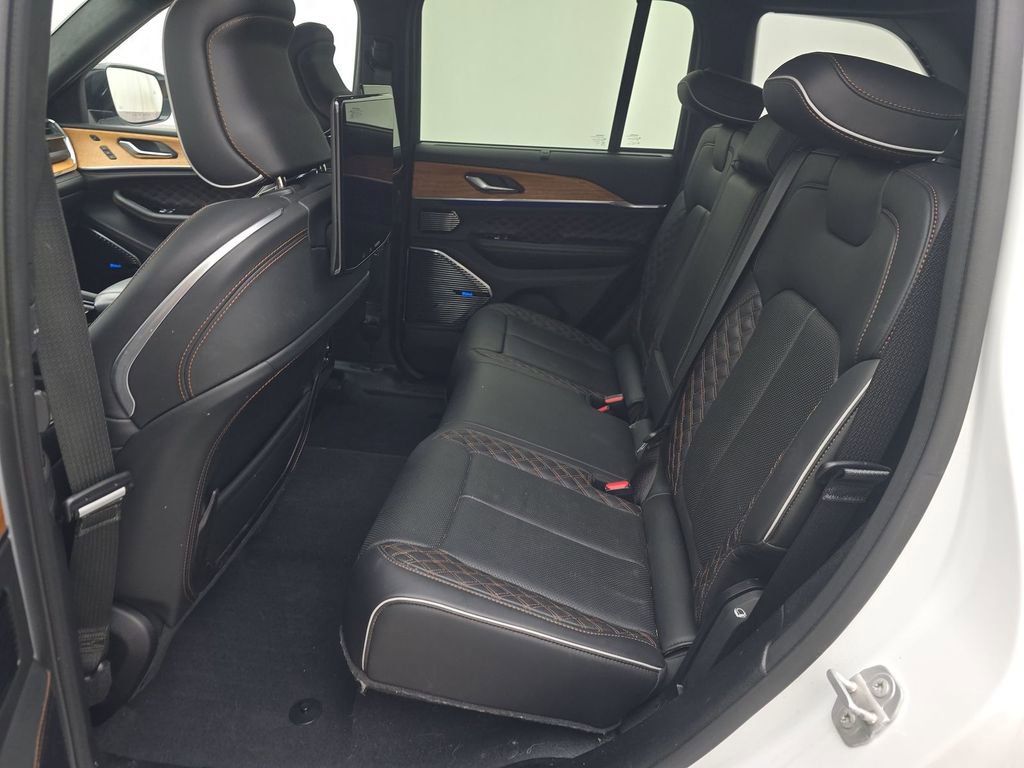 Used 2023 Jeep Grand Cherokee Summit AWD/4WD image 5