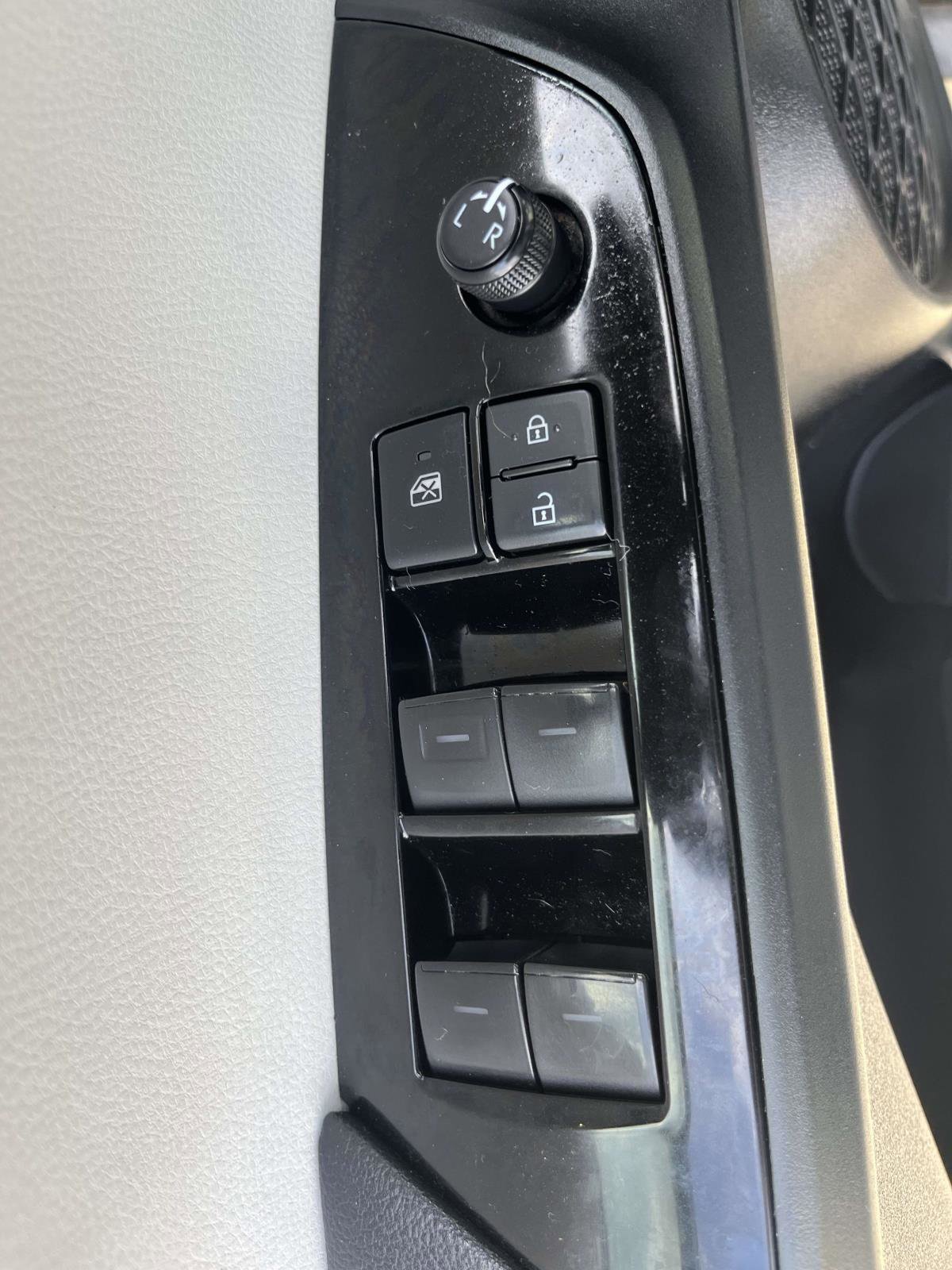 Used 2020 Toyota Prius L Eco FWD image 10