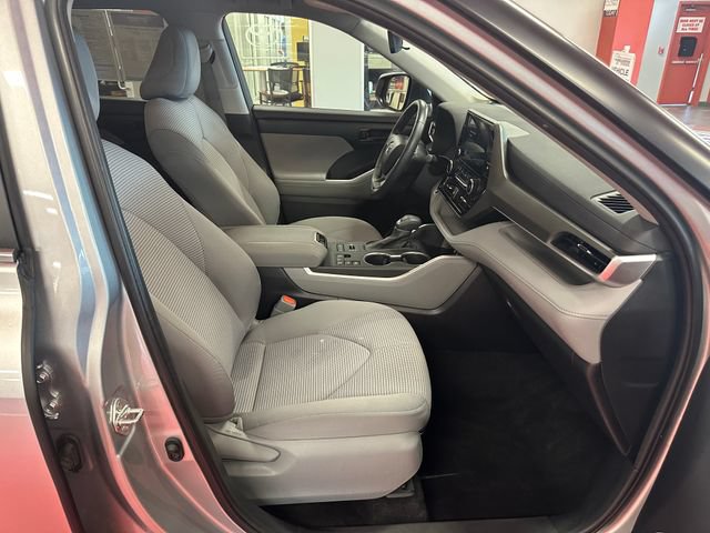 Used 2023 Toyota Highlander LE AWD/4WD image 16