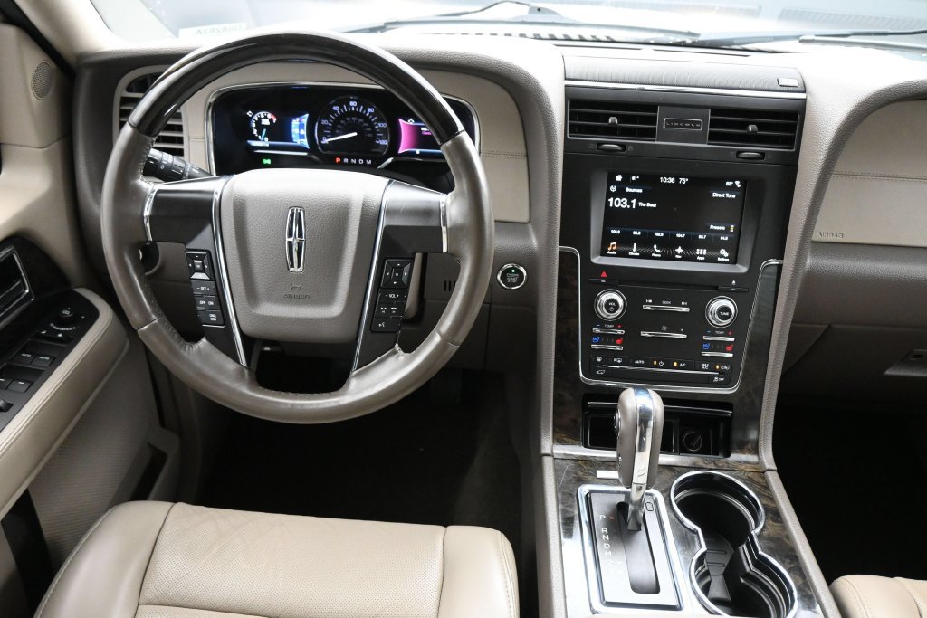 Used 2017 Lincoln Navigator Select RWD image 4