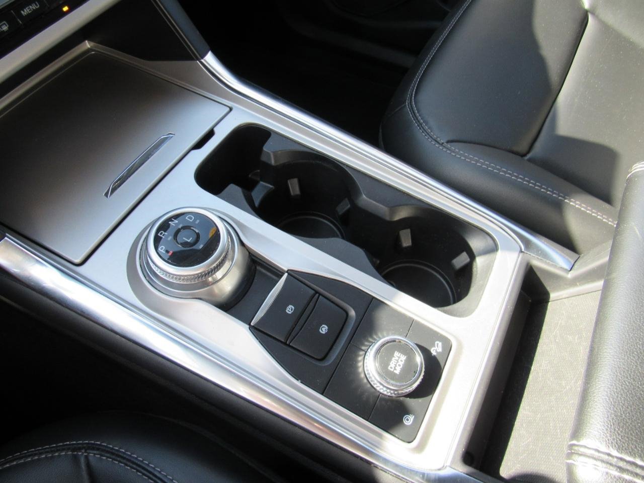 Used 2022 Ford Explorer XLT w/ Equipment Group 202A image 7