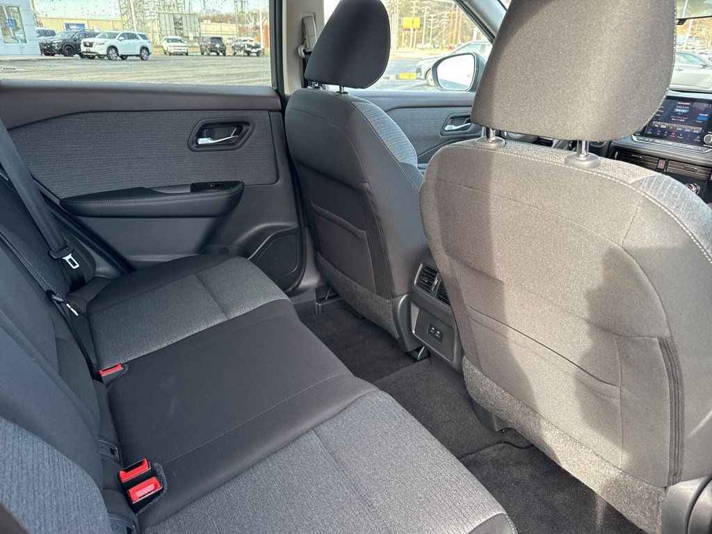 Used 2022 Nissan Rogue SV image 12