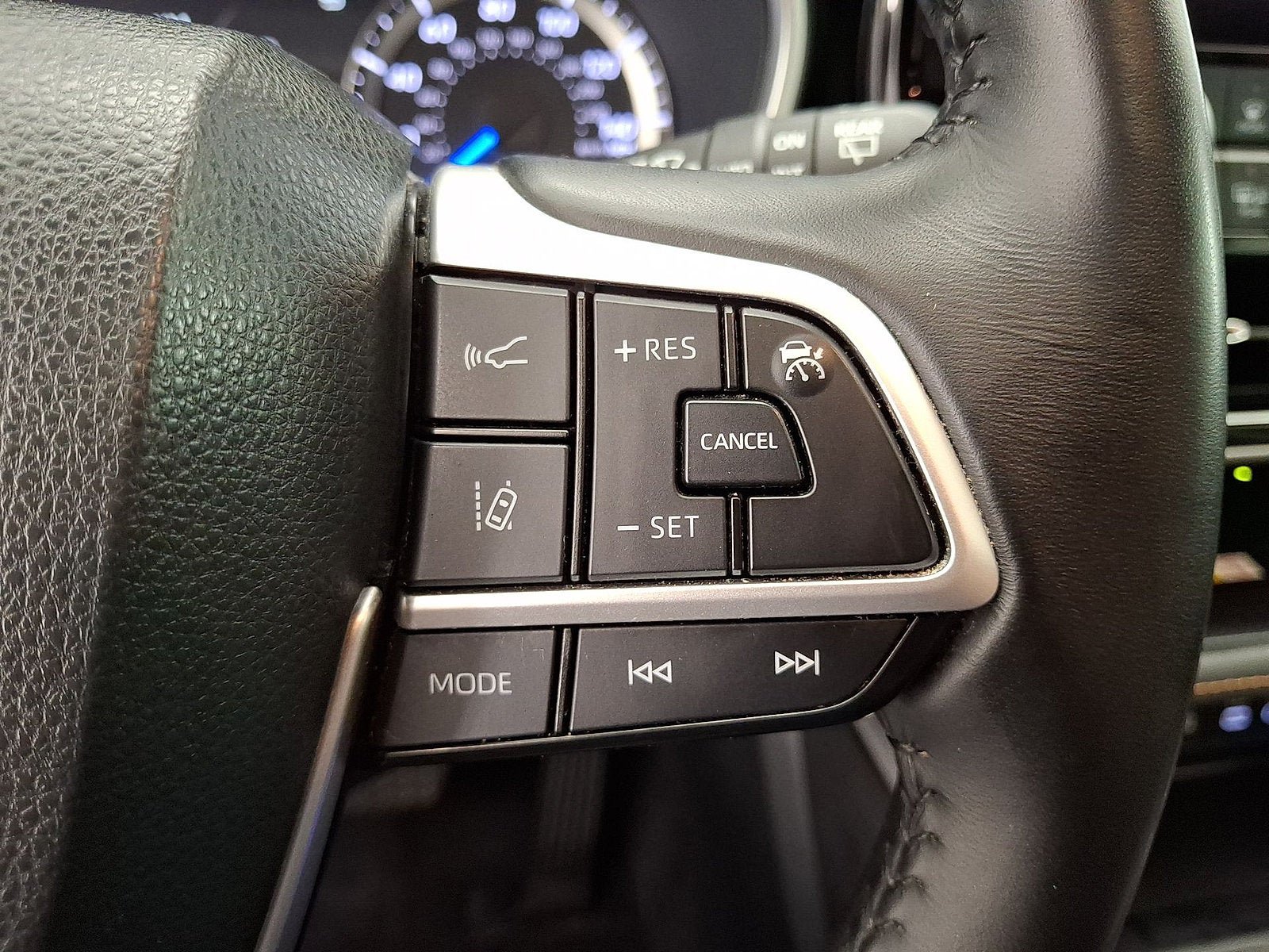 Used 2023 Toyota Highlander Bronze Edition FWD image 10