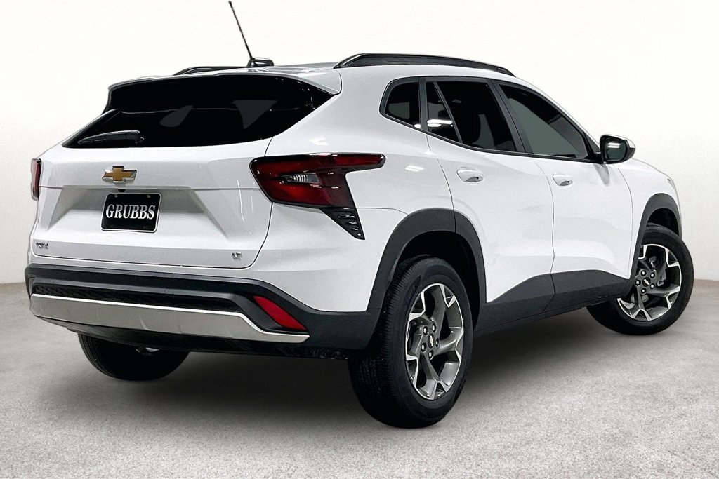 Used 2026 Chevrolet Trax LT FWD image 2