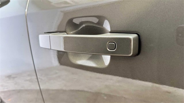 Used 2020 Land Rover Defender 110 SE image 13