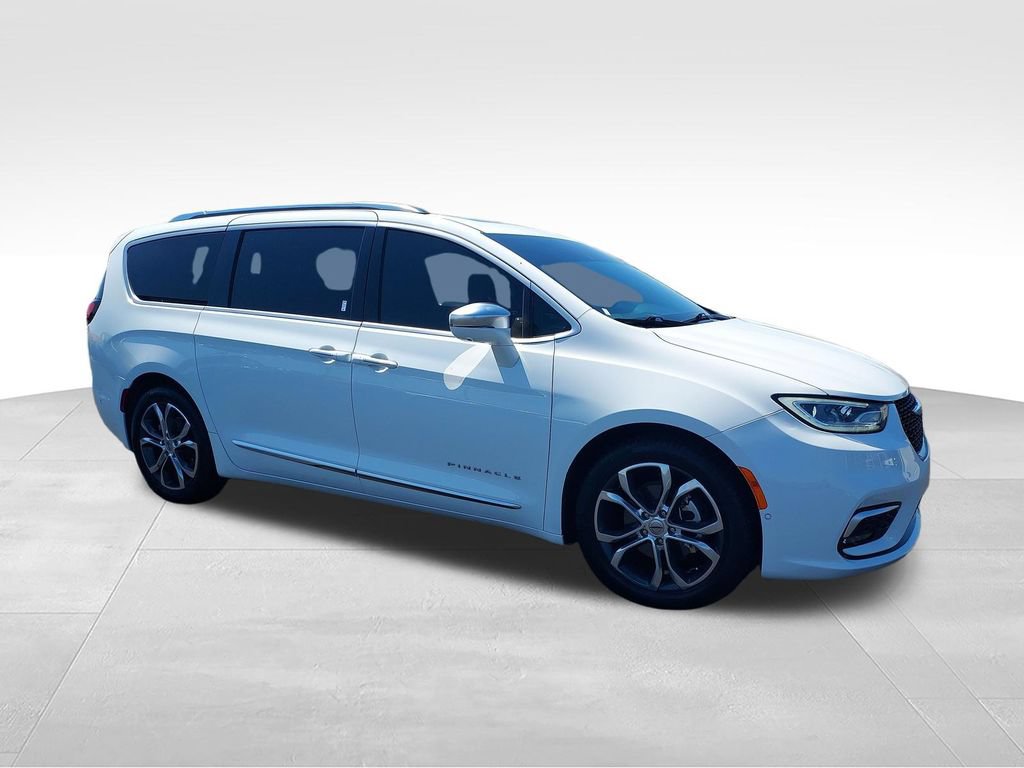 Used 2024 Chrysler Pacifica Pinnacle w/ Trailer Tow Group FWD image 7