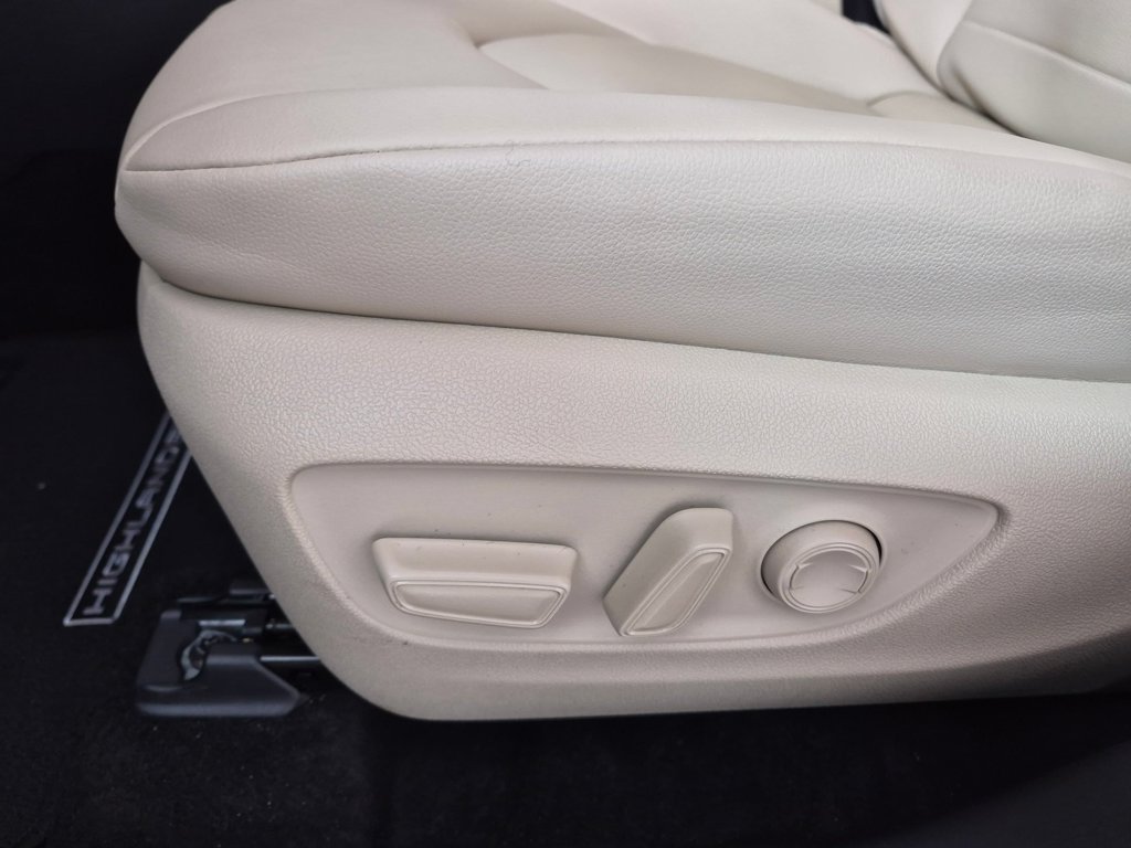 Used 2025 Toyota Highlander XLE FWD image 22