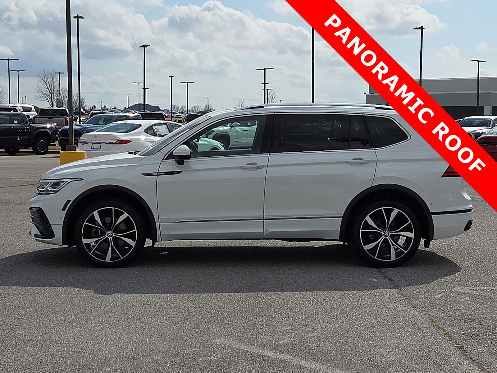 Used 2023 Volkswagen Tiguan SEL R-Line image 3