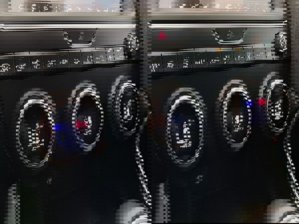 Used 2020 Jaguar E-PACE SE AWD/4WD image 33