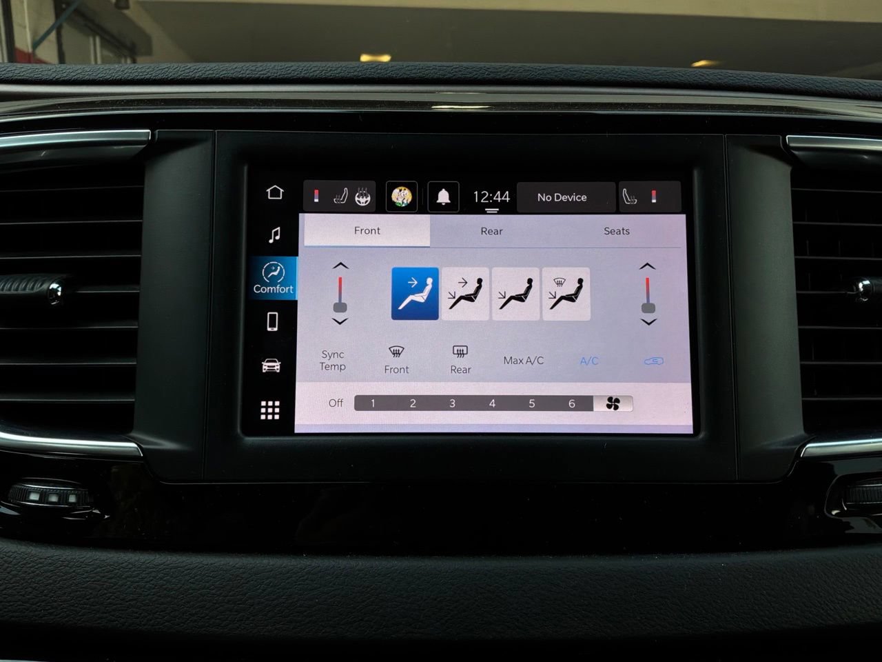 Used 2024 Chrysler Voyager LX FWD image 33