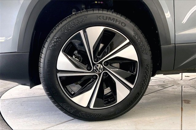 Certified 2025 Volkswagen Taos SE w/ Panoramic Sunroof Package image 9
