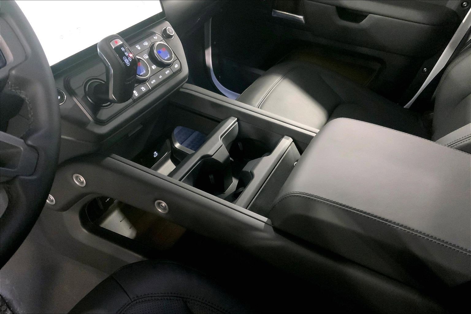 New 2026 Land Rover Defender 110 X-Dynamic SE image 7