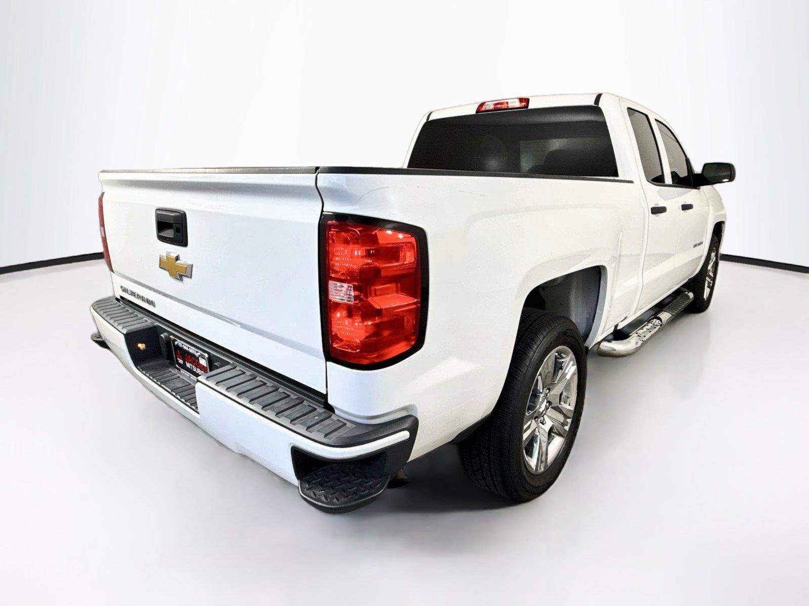 Used 2018 Chevrolet Silverado 1500 Custom w/ Custom Convenience Package RWD image 4