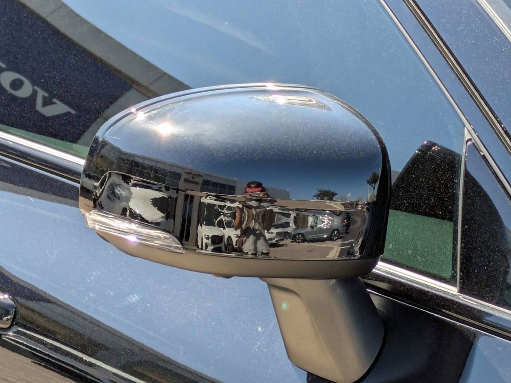 Used 2023 Volvo XC60 B5 Ultimate w/ Climate Package image 12