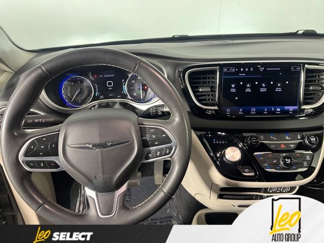 Used 2022 Chrysler Pacifica Touring-L FWD image 17