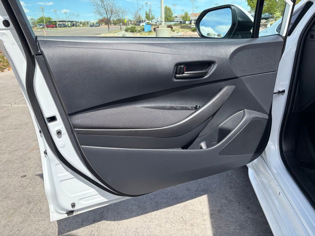 Used 2025 Toyota Corolla LE w/ LE Premium Package image 13