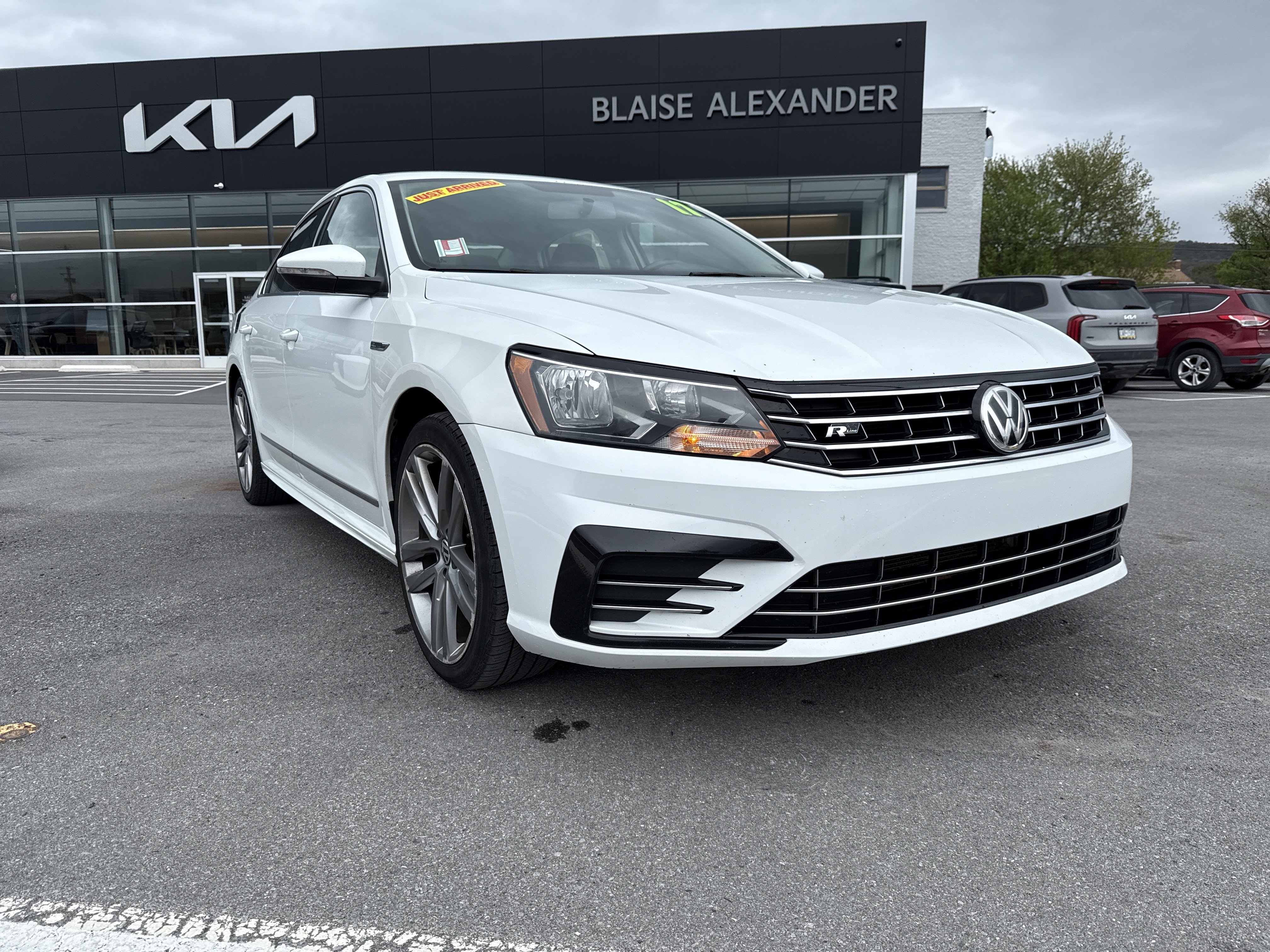 Used 2017 Volkswagen Passat 1.8T R-Line FWD image 1