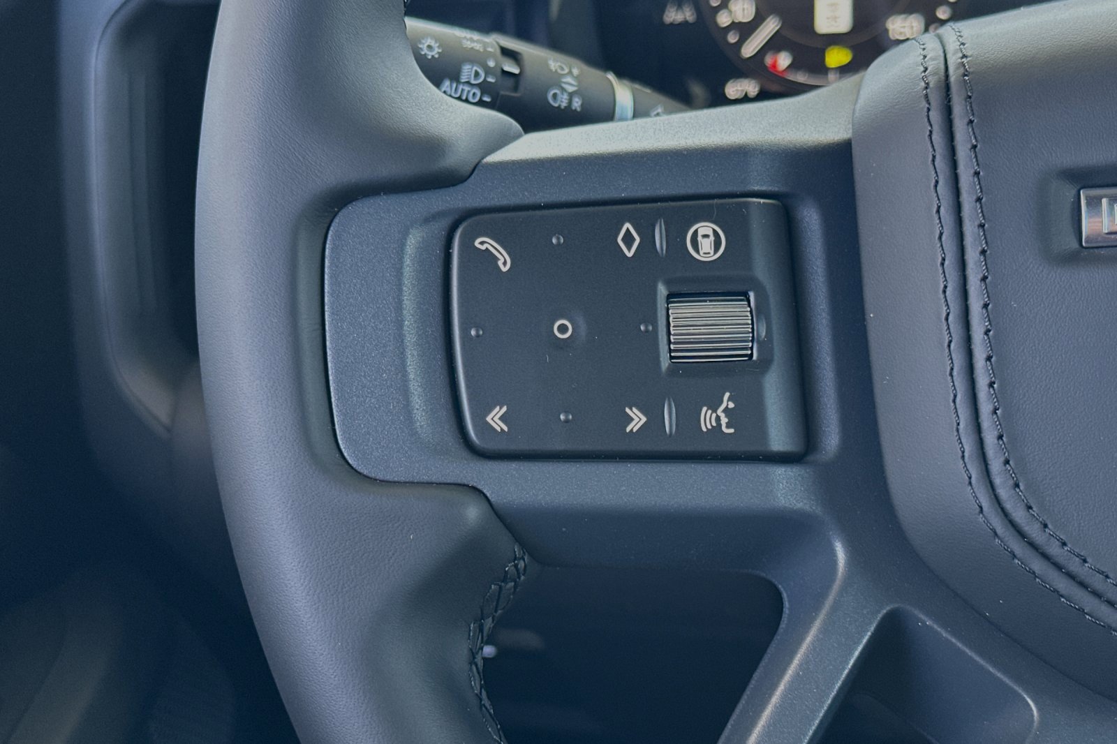 New 2024 Land Rover Defender 130 X-Dynamic SE image 22