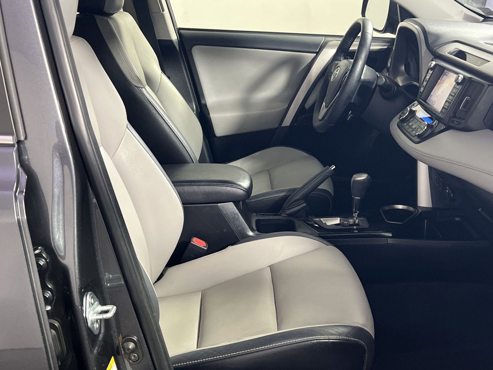 Used 2018 Toyota RAV4 Limited image 28