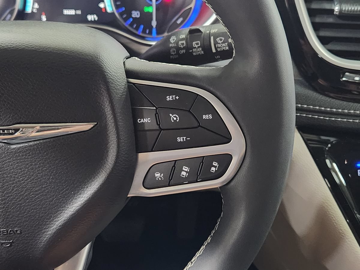 Used 2023 Chrysler Pacifica Touring-L FWD image 50