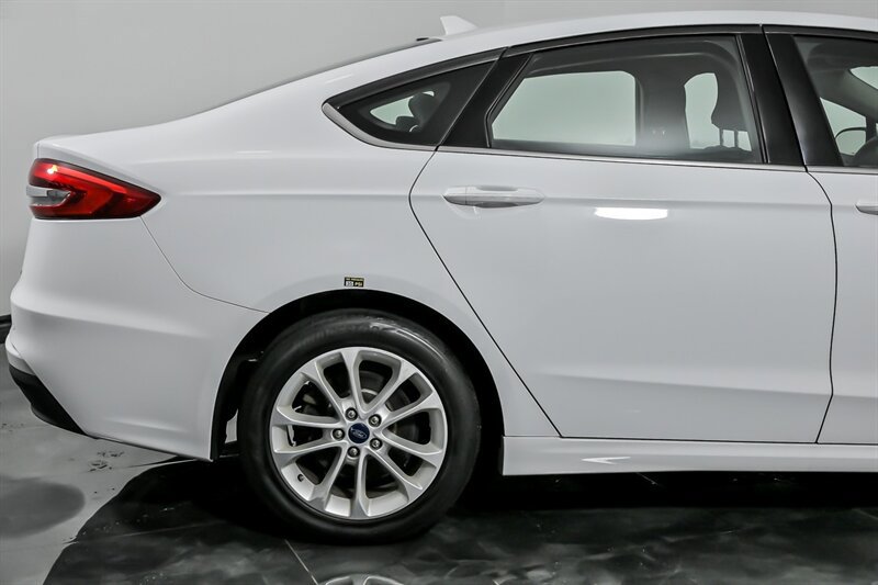 Used 2019 Ford Fusion SE FWD image 11