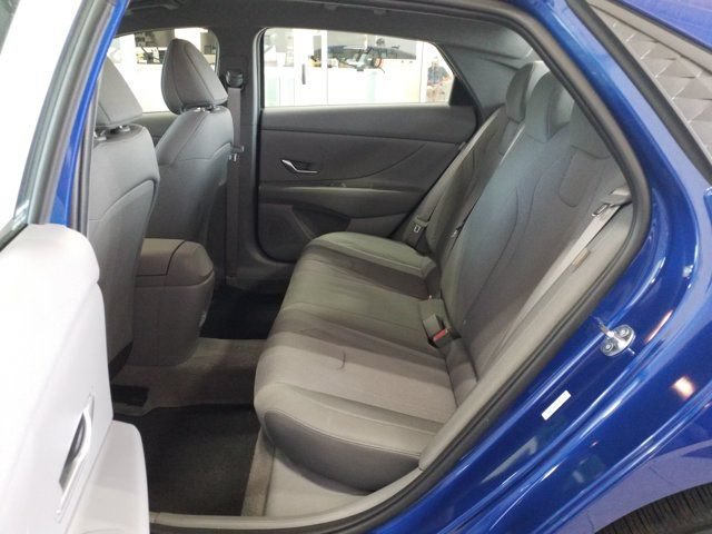 Certified 2025 Hyundai Elantra SE FWD image 13