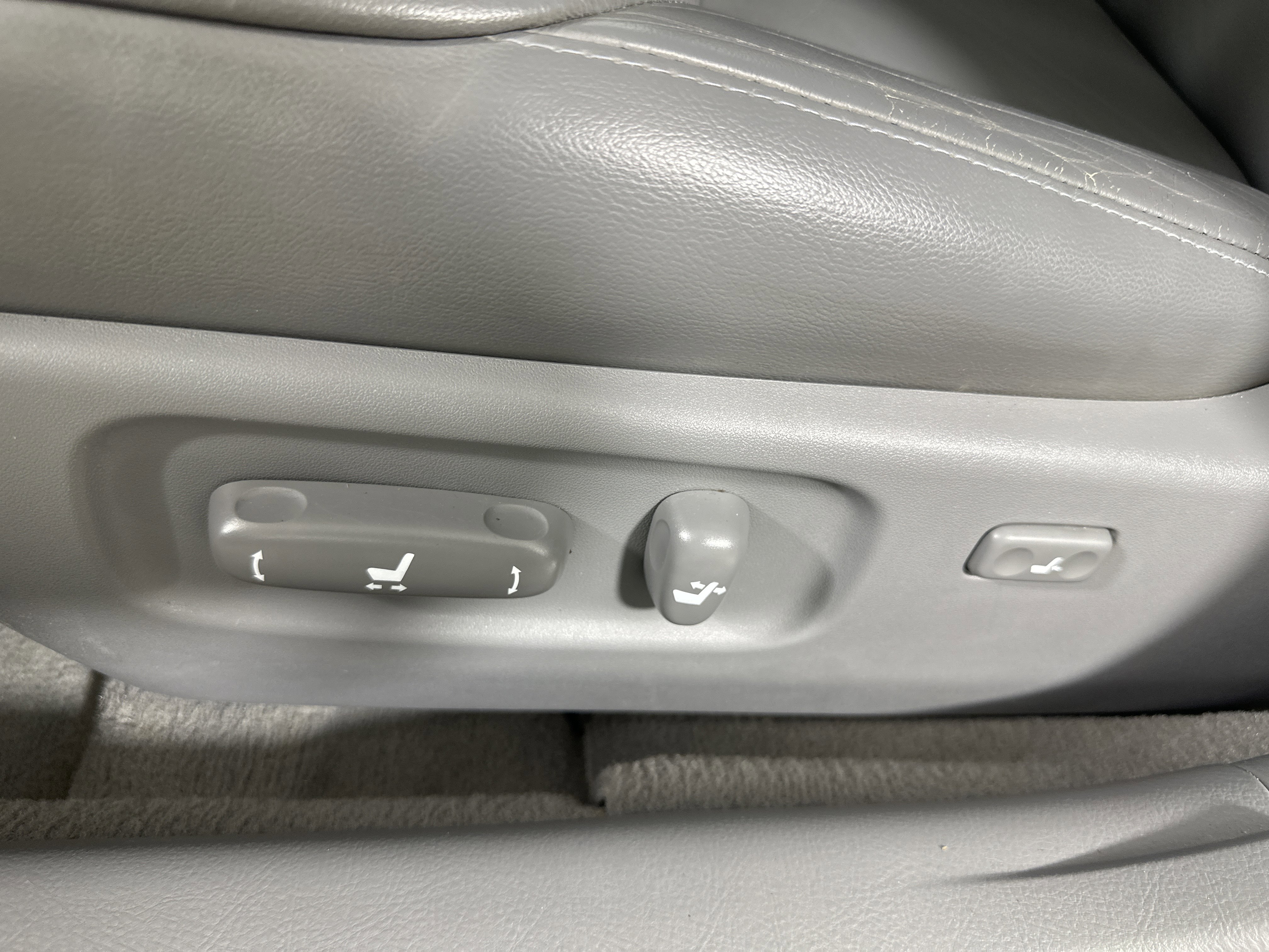 Used 2006 Toyota Avalon XLS image 10