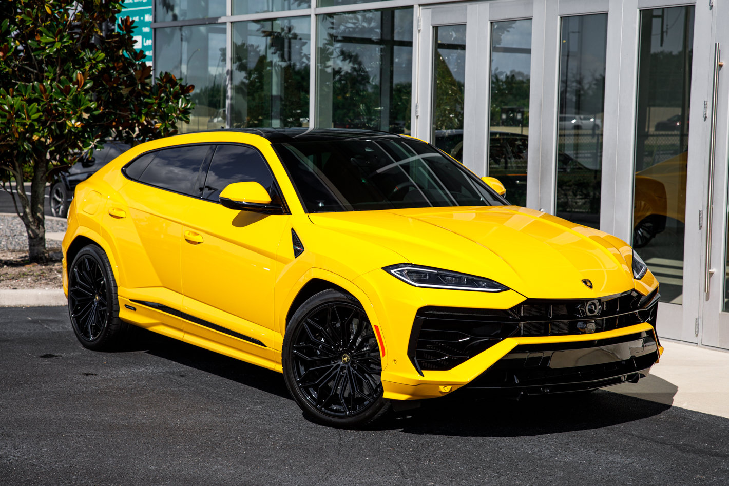 Used 2025 Lamborghini Urus SE AWD/4WD image 27
