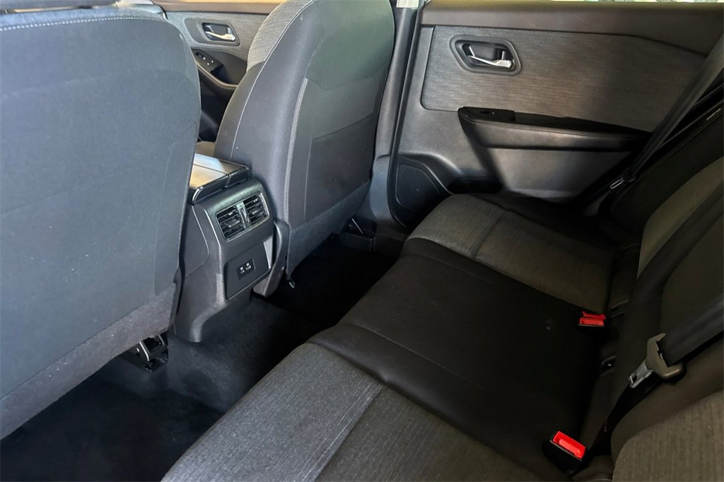Used 2023 Nissan Rogue SV image 17