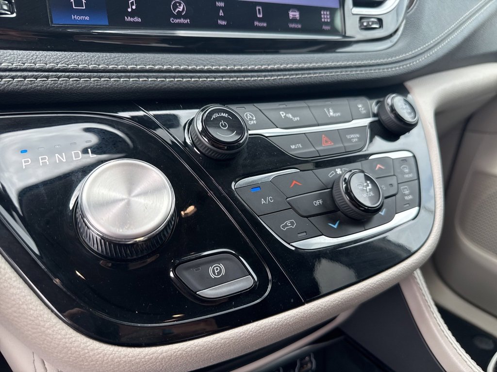Used 2023 Chrysler Pacifica Limited image 16