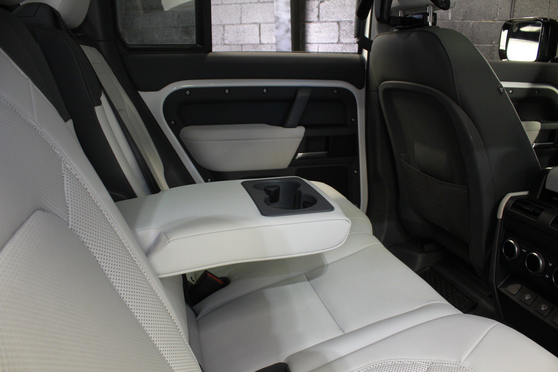 Used 2025 Land Rover Defender 110 X-Dynamic SE AWD/4WD image 50