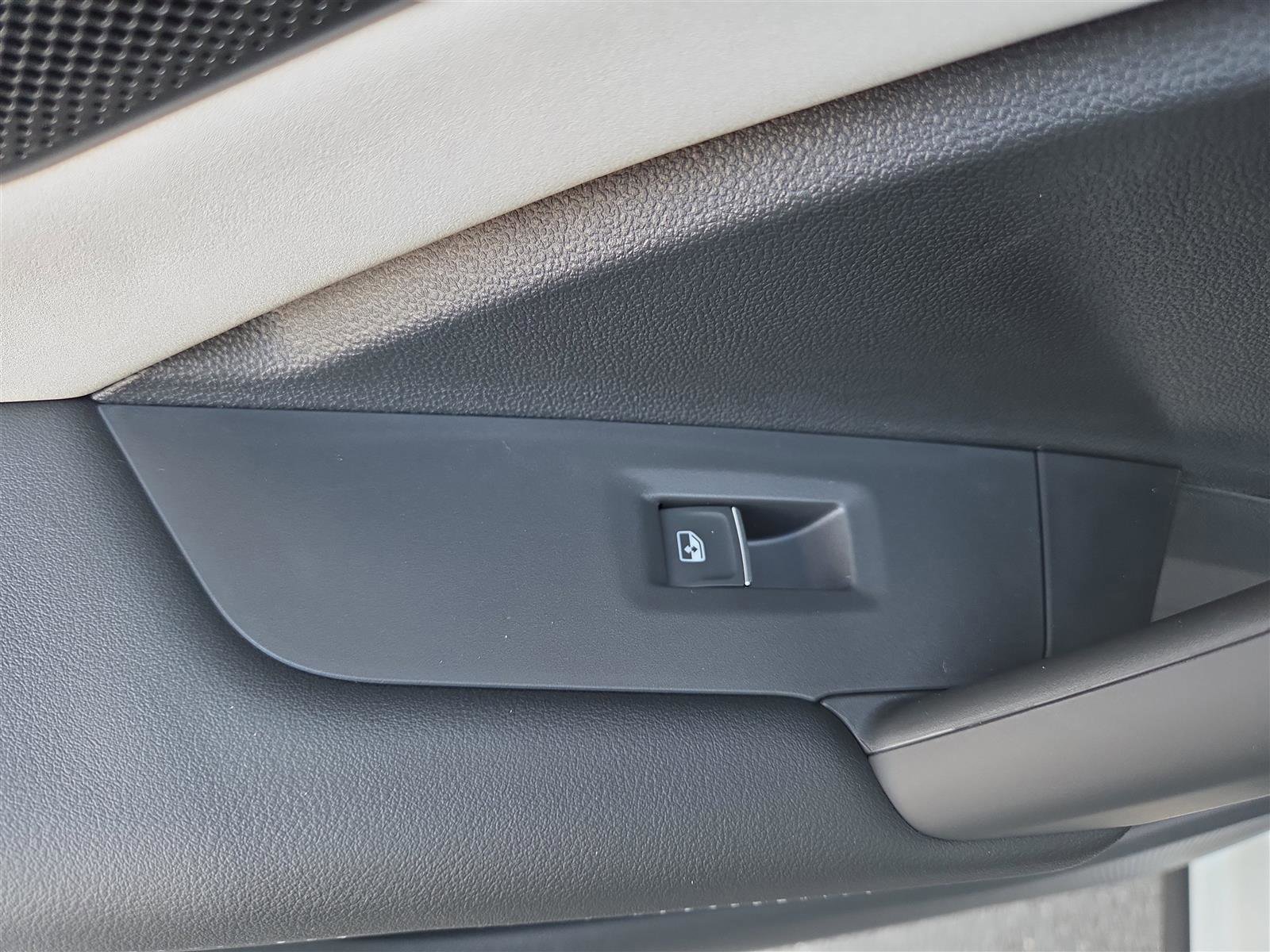 New 2025 Volkswagen Tiguan SE image 28